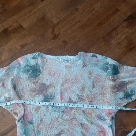 Chic Rose Patterned Sweater - Picture 12 of 14